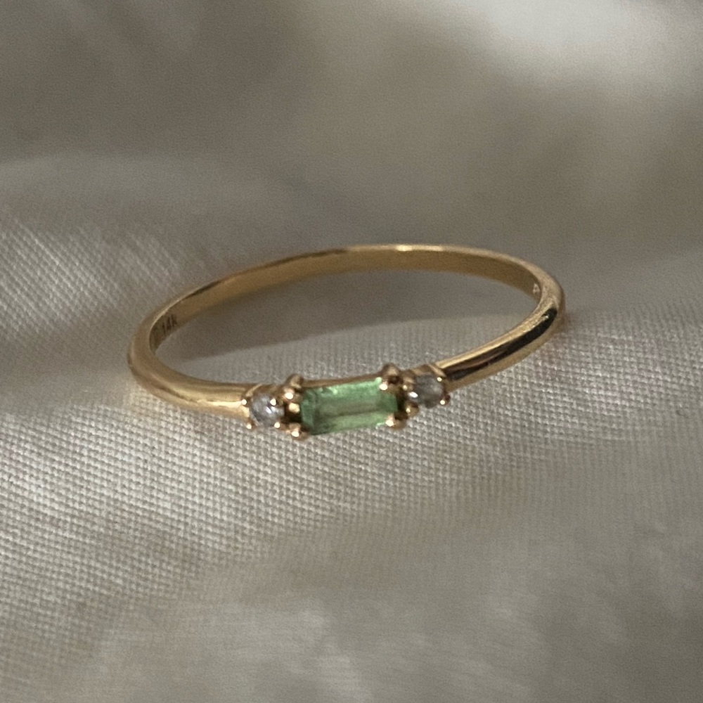 Mejuri dewdrop baguette ring with tsavorite